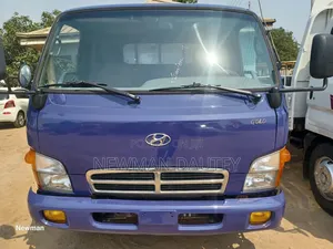 Hyundai Mighty 6holes