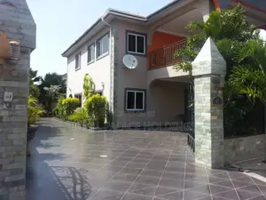 5bdrm Duplex in Cantonment, Accra Metropolitan for sale