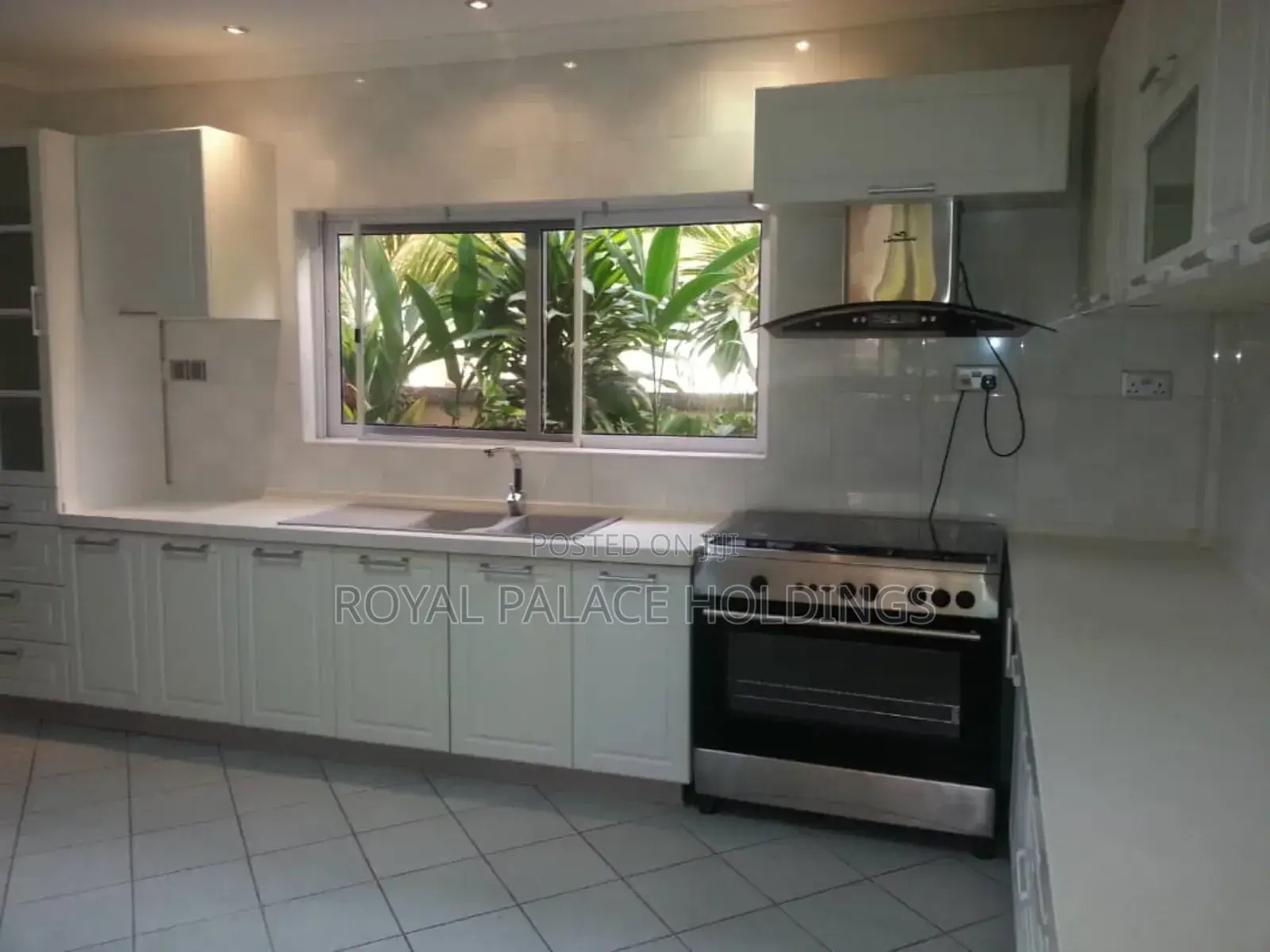 5bdrm Duplex in Cantonment, Accra Metropolitan for sale