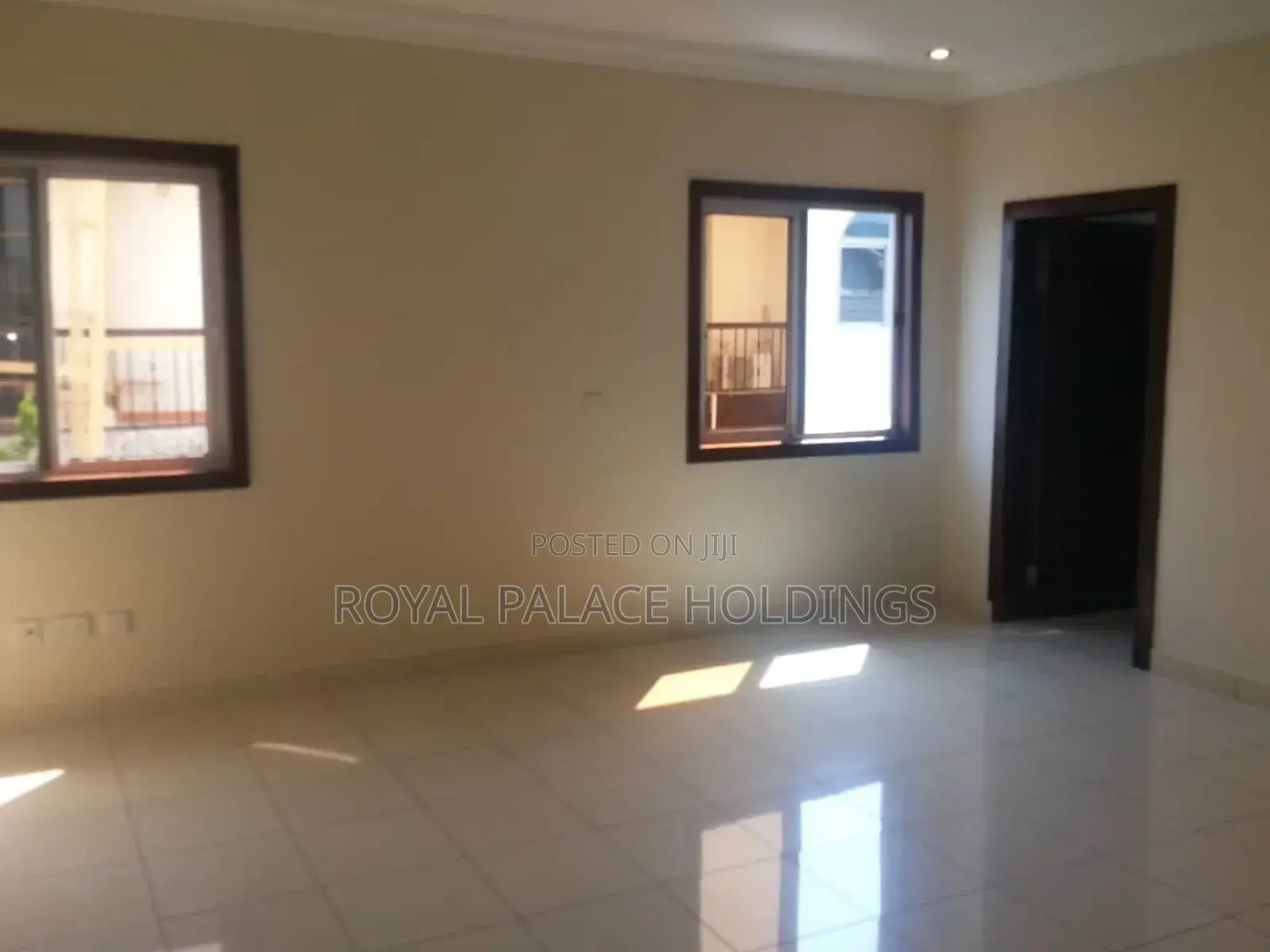5bdrm Duplex in Cantonment, Accra Metropolitan for sale