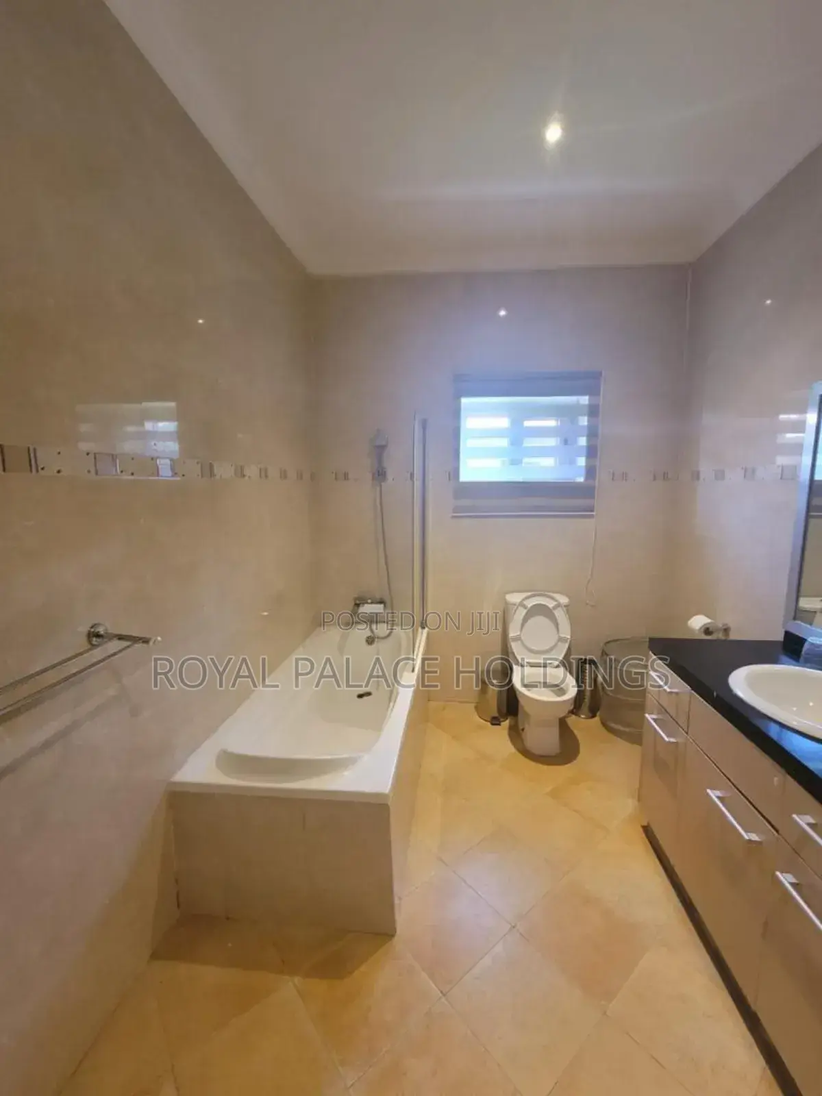 5bdrm Duplex in Cantonment, Accra Metropolitan for sale