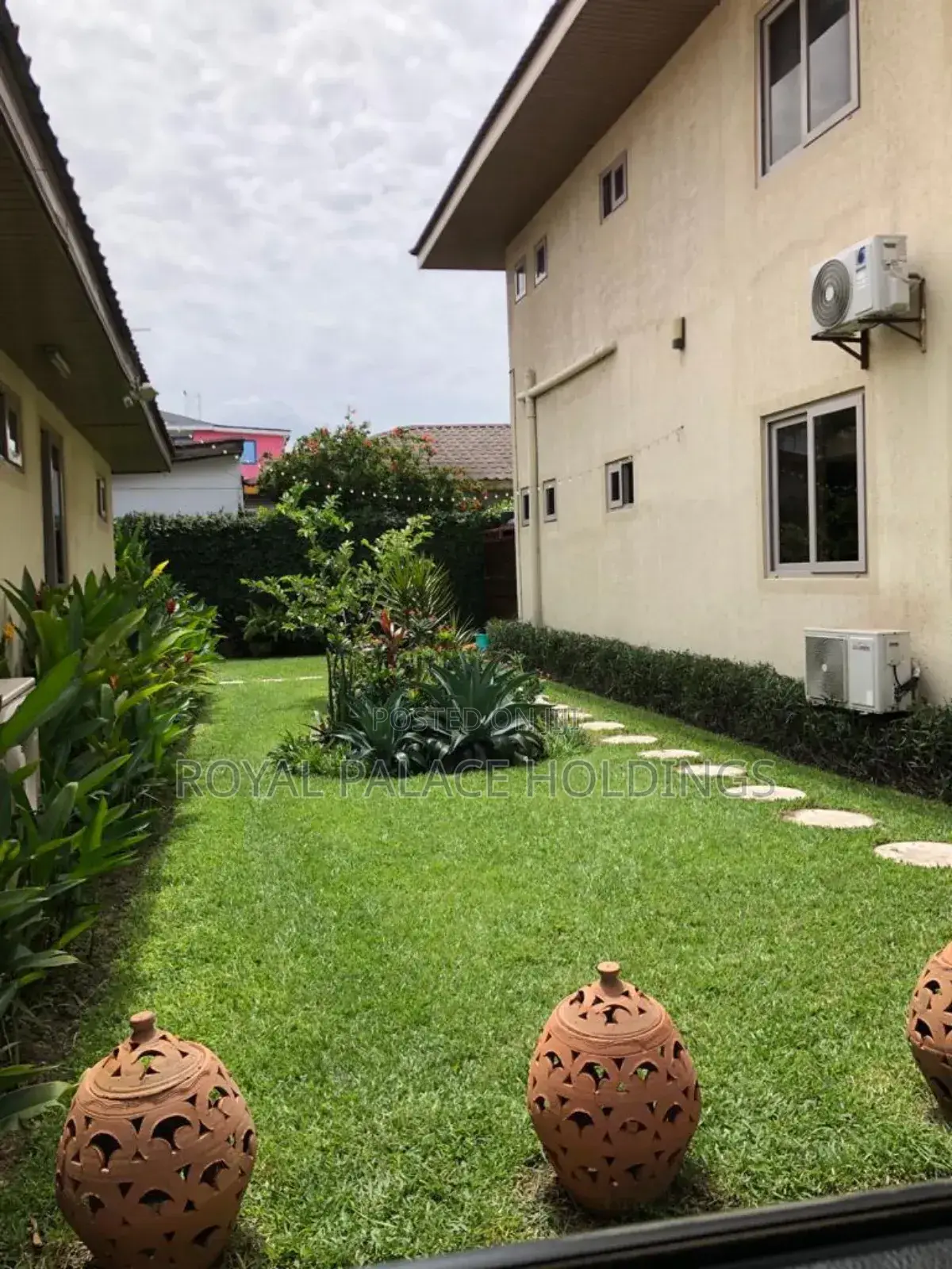 5bdrm Duplex in Cantonment, Accra Metropolitan for sale
