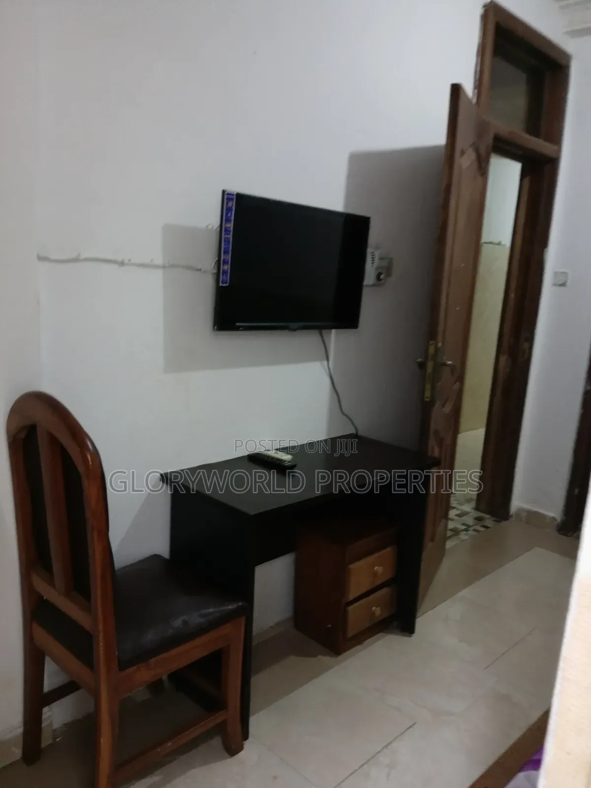 Nice Furnished Room on the 18 Road
