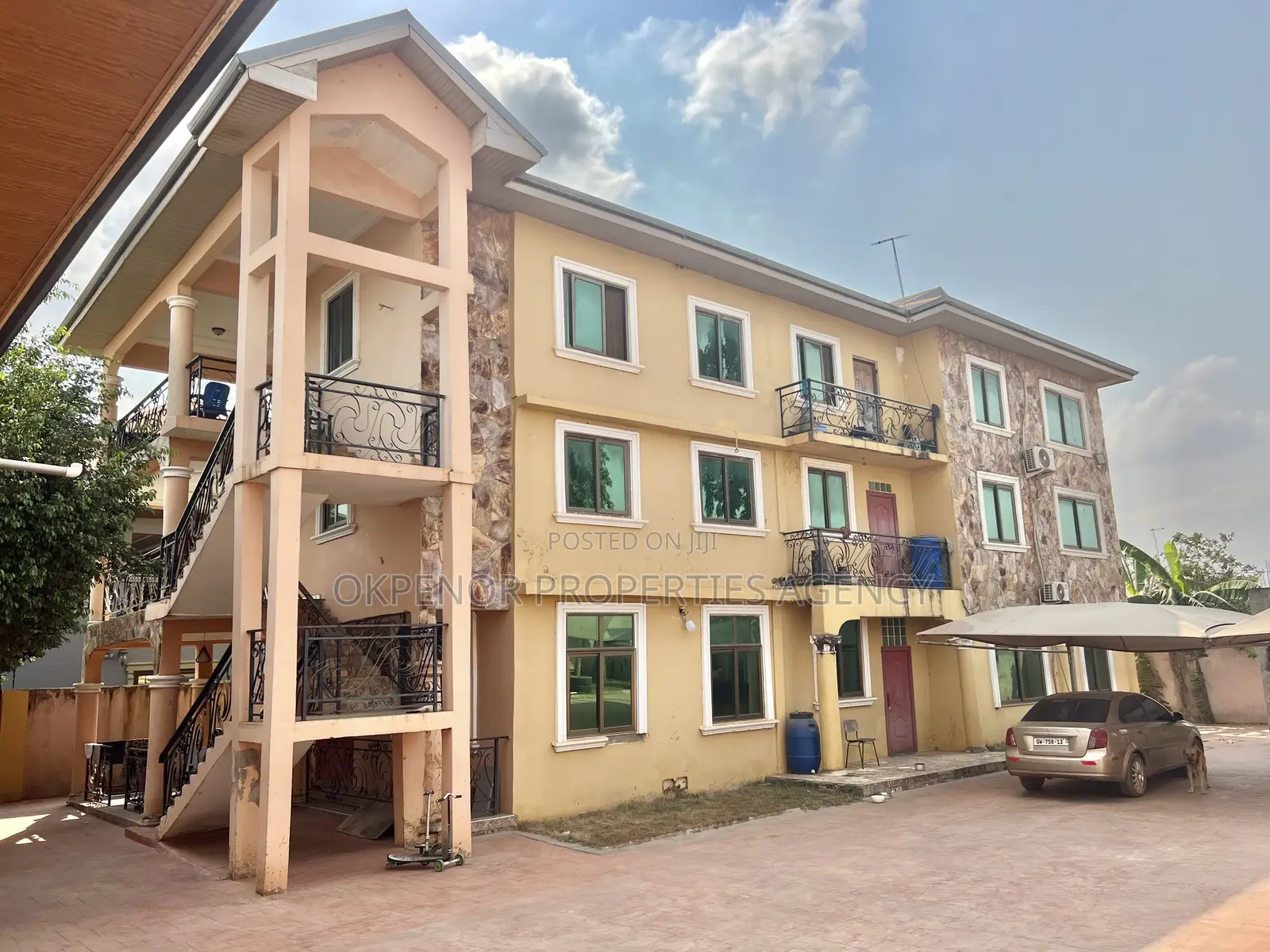 9bdrm Mansion in Community 25, Tema Metropolitan for sale