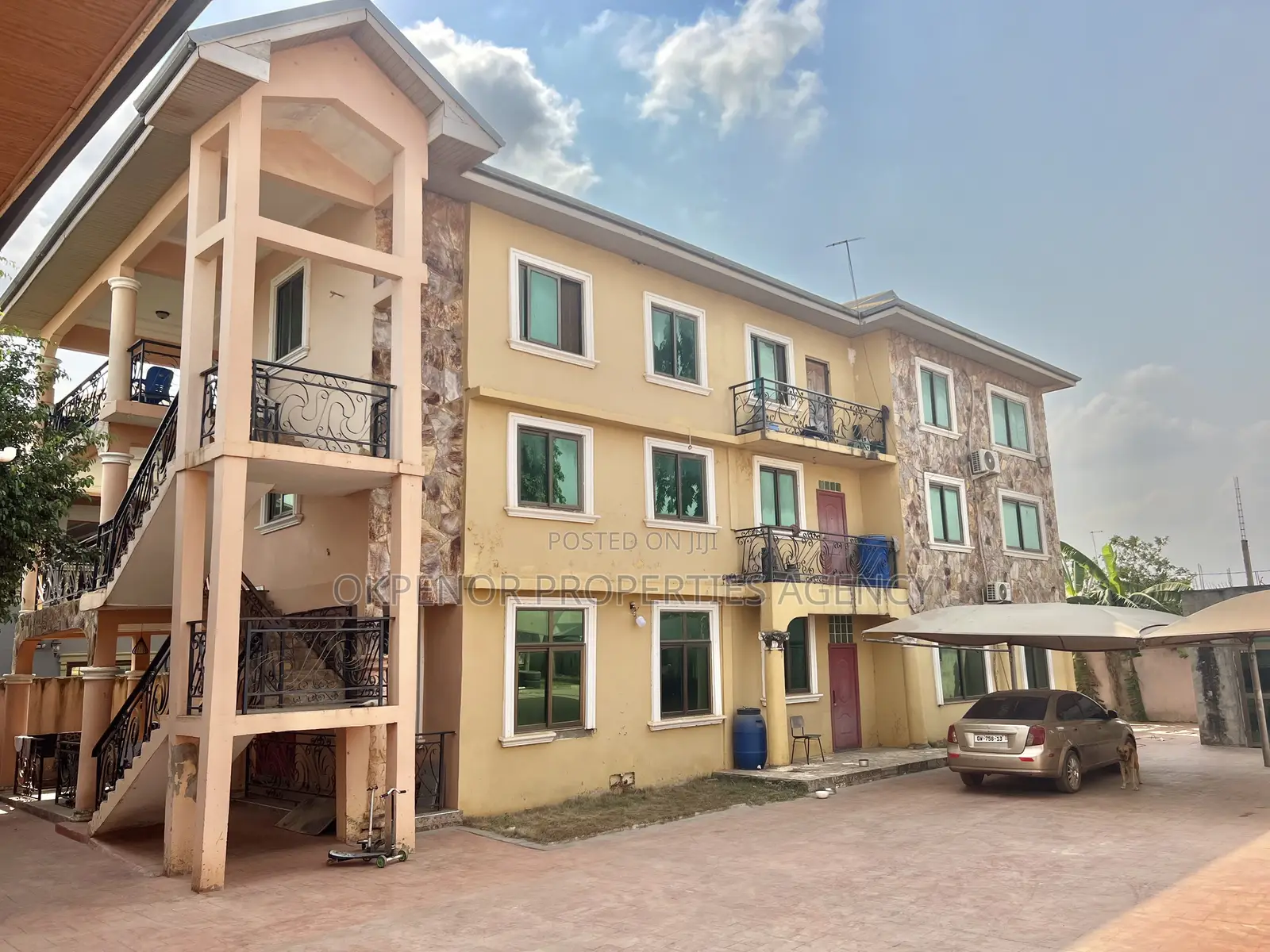 9bdrm Mansion in Community 25, Tema Metropolitan for sale