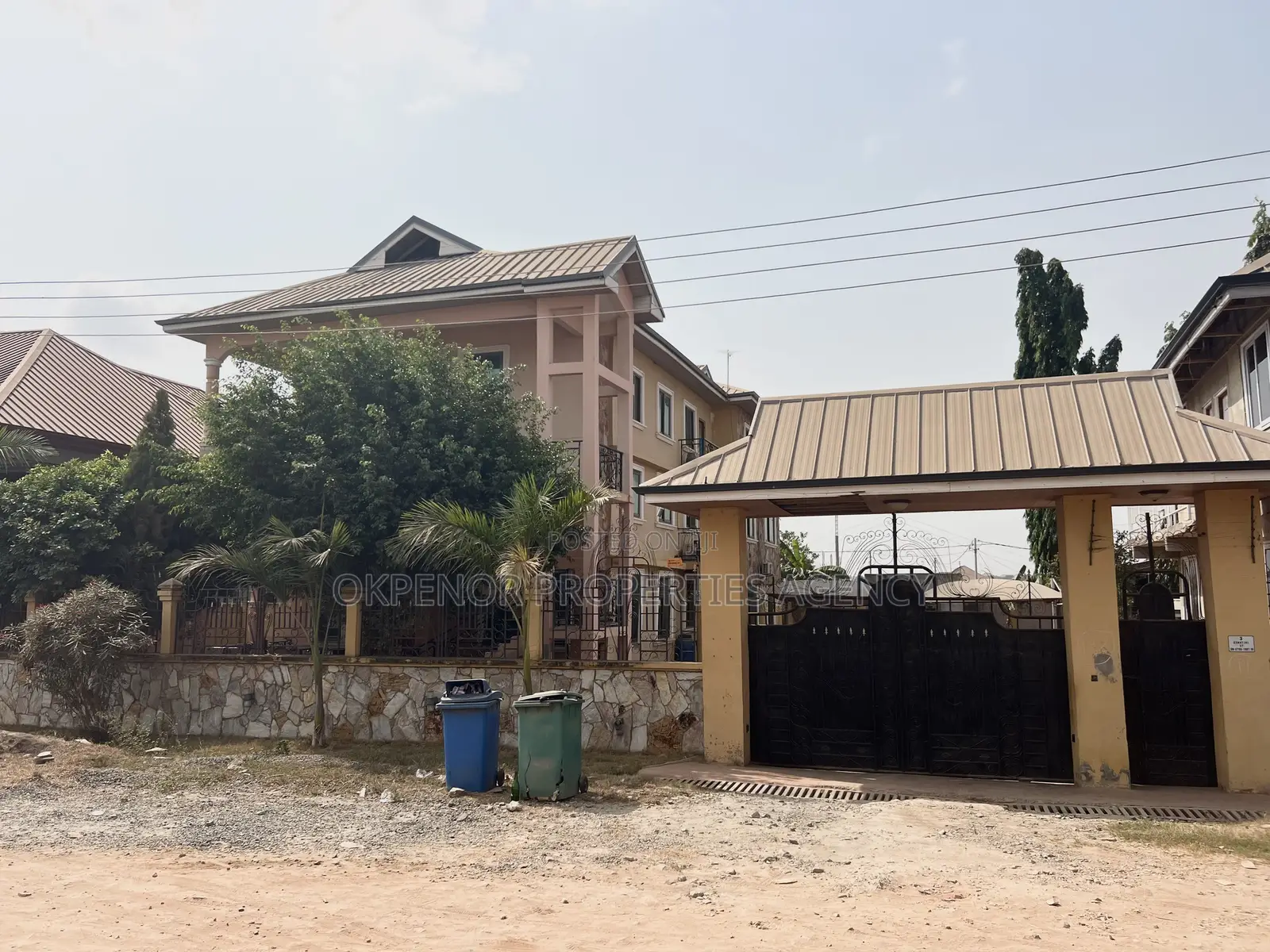 9bdrm Mansion in Community 25, Tema Metropolitan for sale