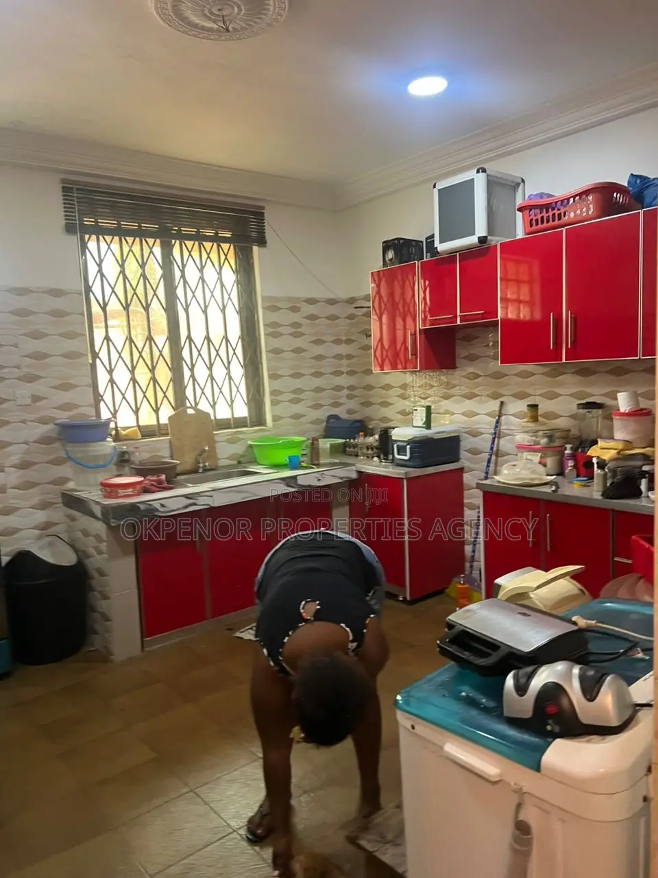 9bdrm Mansion in Community 25, Tema Metropolitan for sale