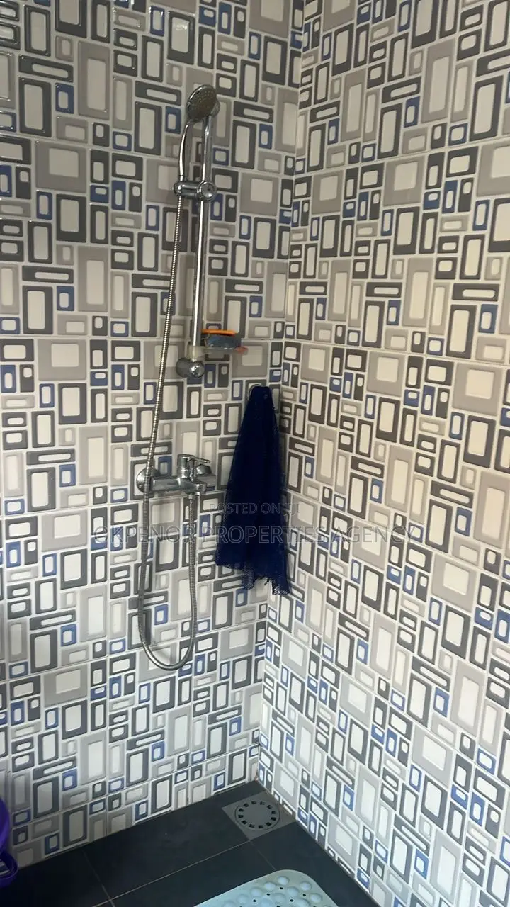9bdrm Mansion in Community 25, Tema Metropolitan for sale