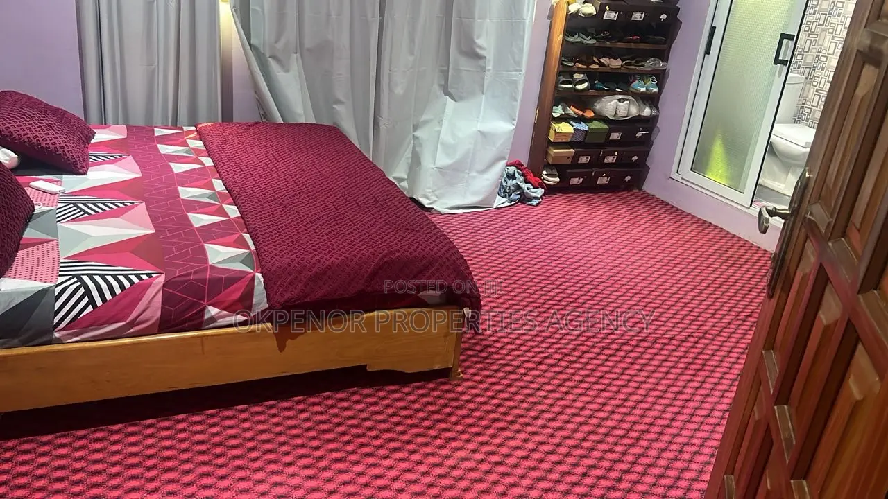 9bdrm Mansion in Community 25, Tema Metropolitan for sale