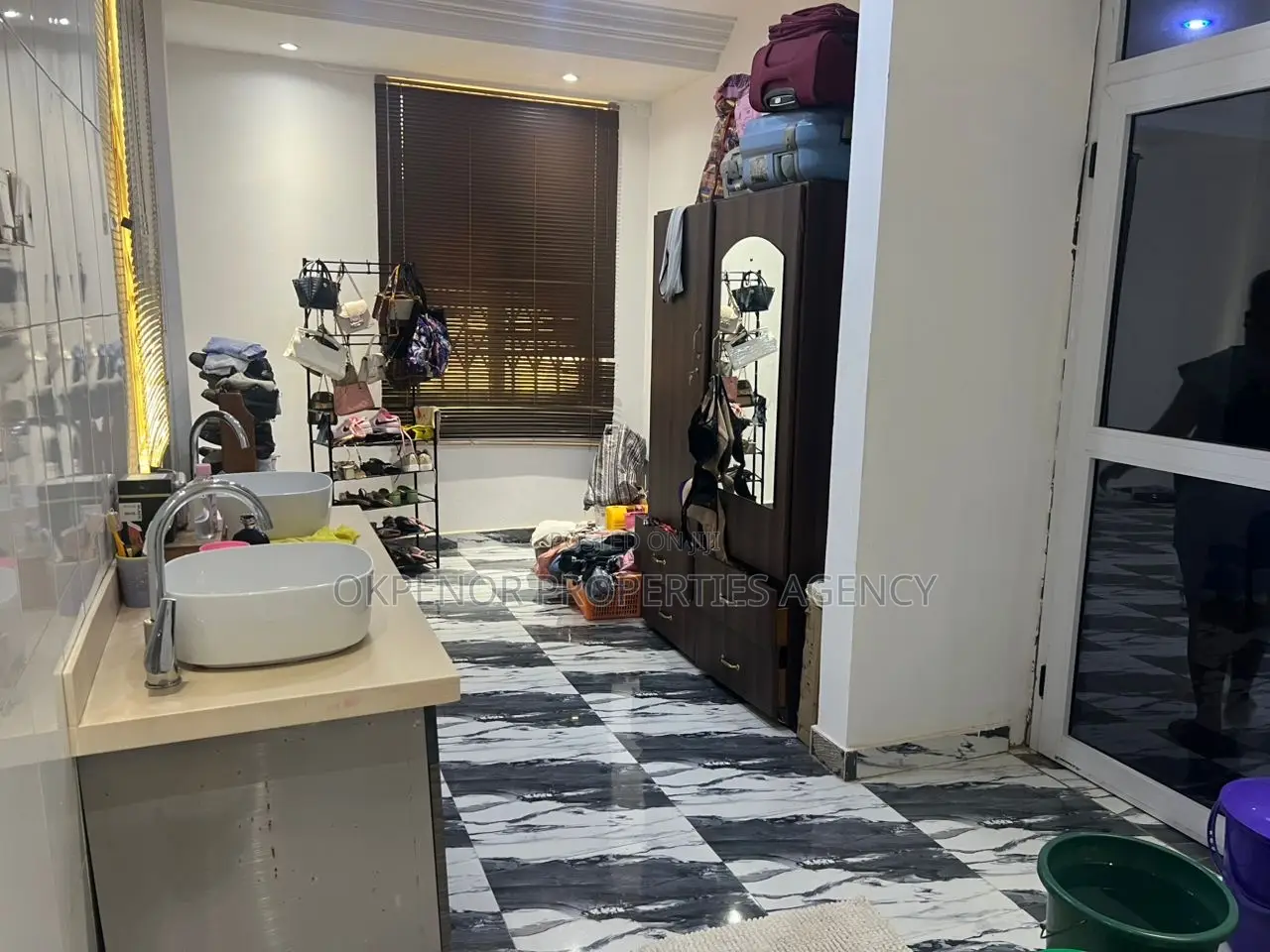 9bdrm Mansion in Community 25, Tema Metropolitan for sale