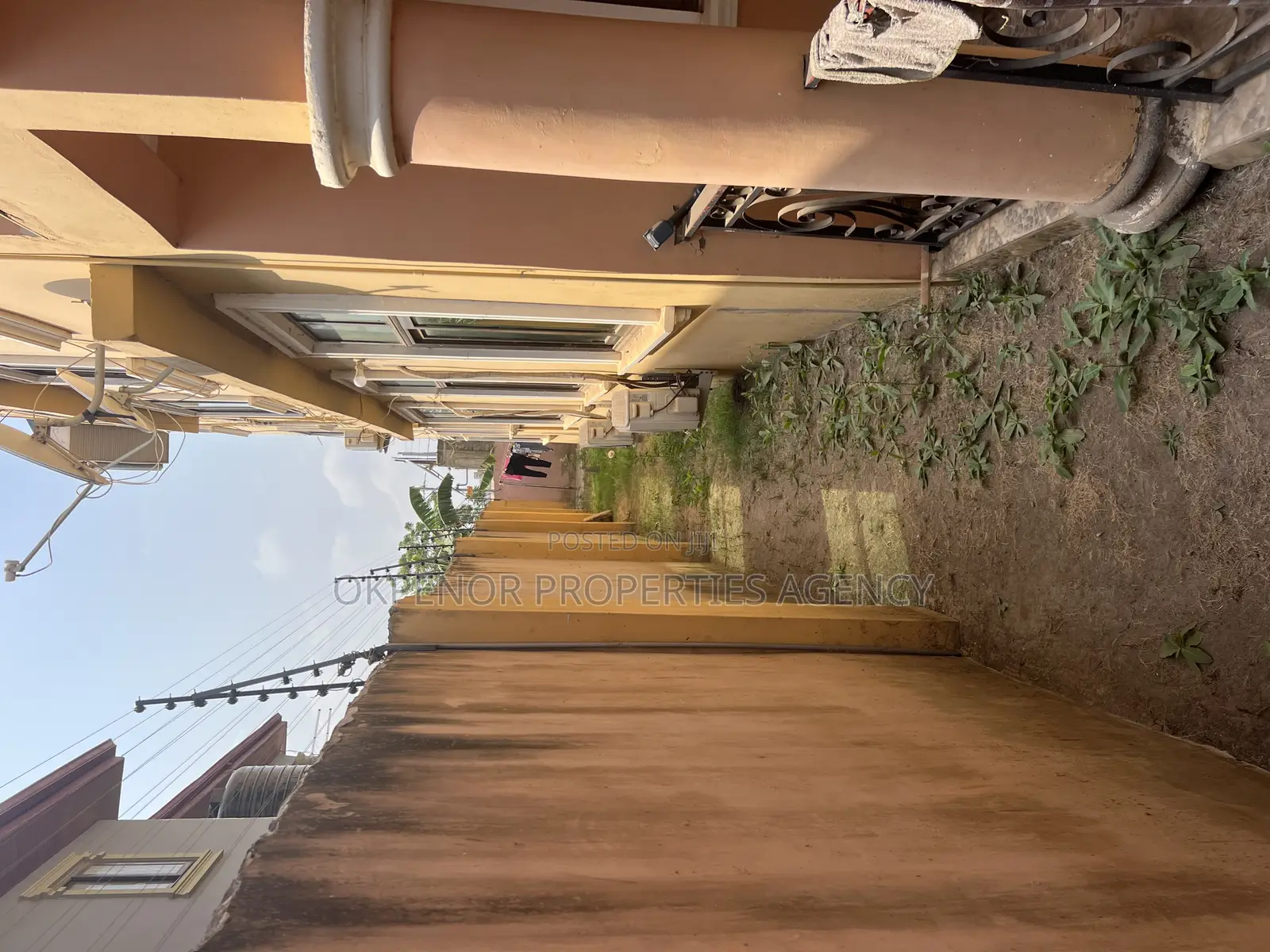 9bdrm Mansion in Community 25, Tema Metropolitan for sale