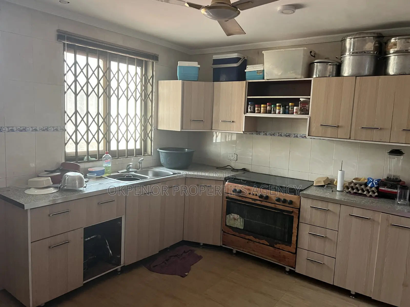 9bdrm Mansion in Community 25, Tema Metropolitan for sale