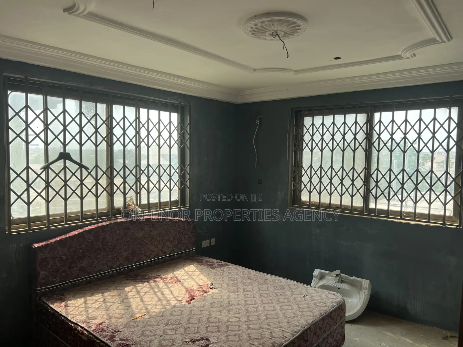 9bdrm Mansion in Community 25, Tema Metropolitan for sale