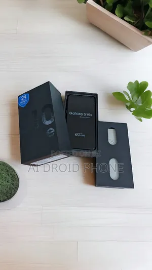 New Samsung Galaxy S10e 128 GB Gold