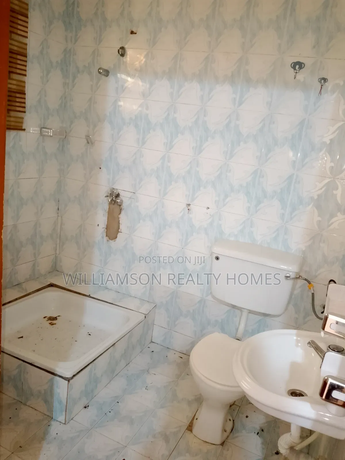 5bdrm House in Baatsonaa Total Area, Spintex for rent