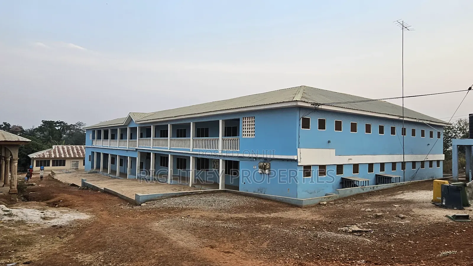 20bdrm House in Rightkey, Mampong Municipal for sale