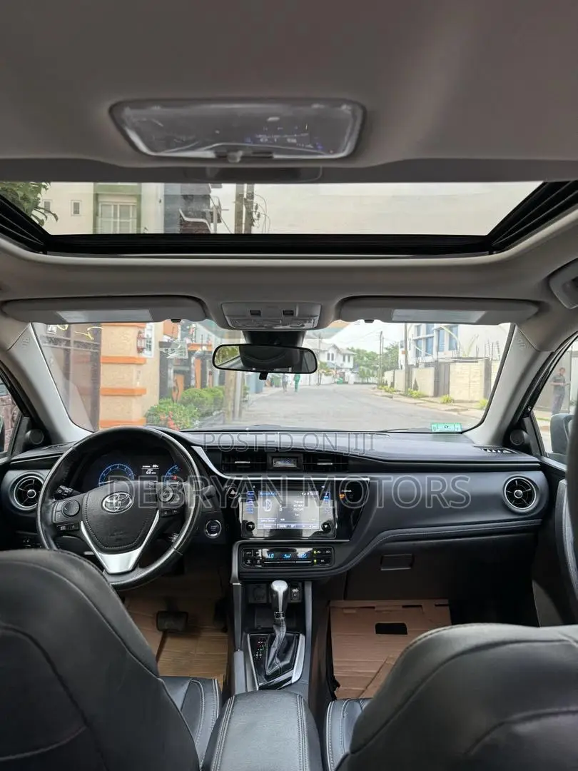 Toyota Corolla SE (1.8L 4cyl 6M) 2018 Gray