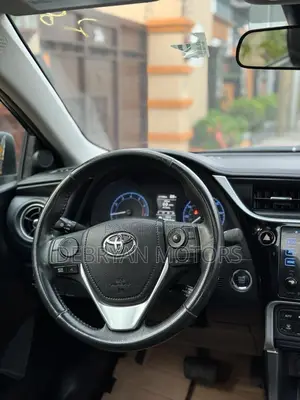 Toyota Corolla SE (1.8L 4cyl 6M) 2018 Gray