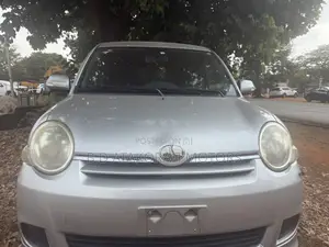 Photo - Toyota Sienta 1.5 AWD 2010 Silver