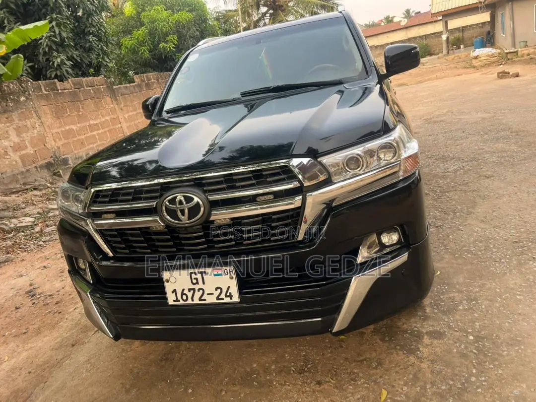 Land Cruiser V8 for Rent - 7 Seater