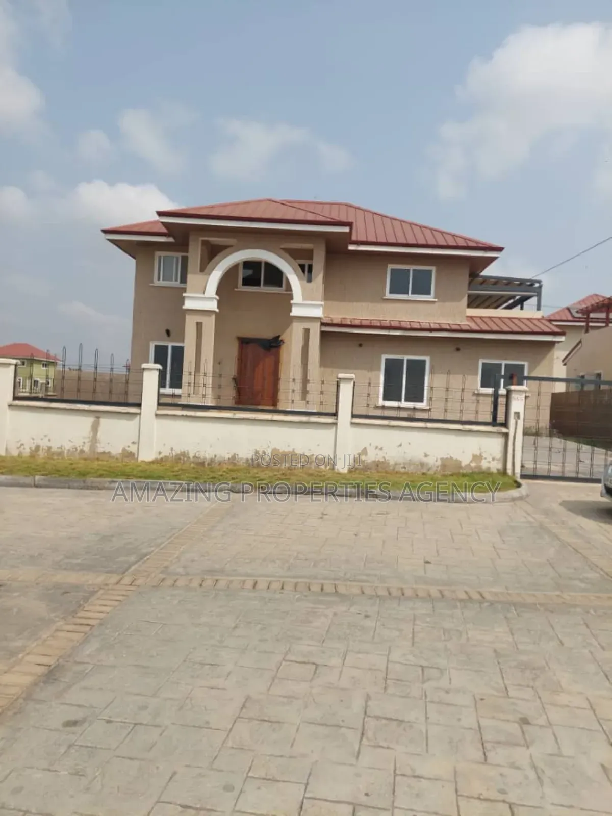 4bdrm Mansion in Adjiriganor for sale