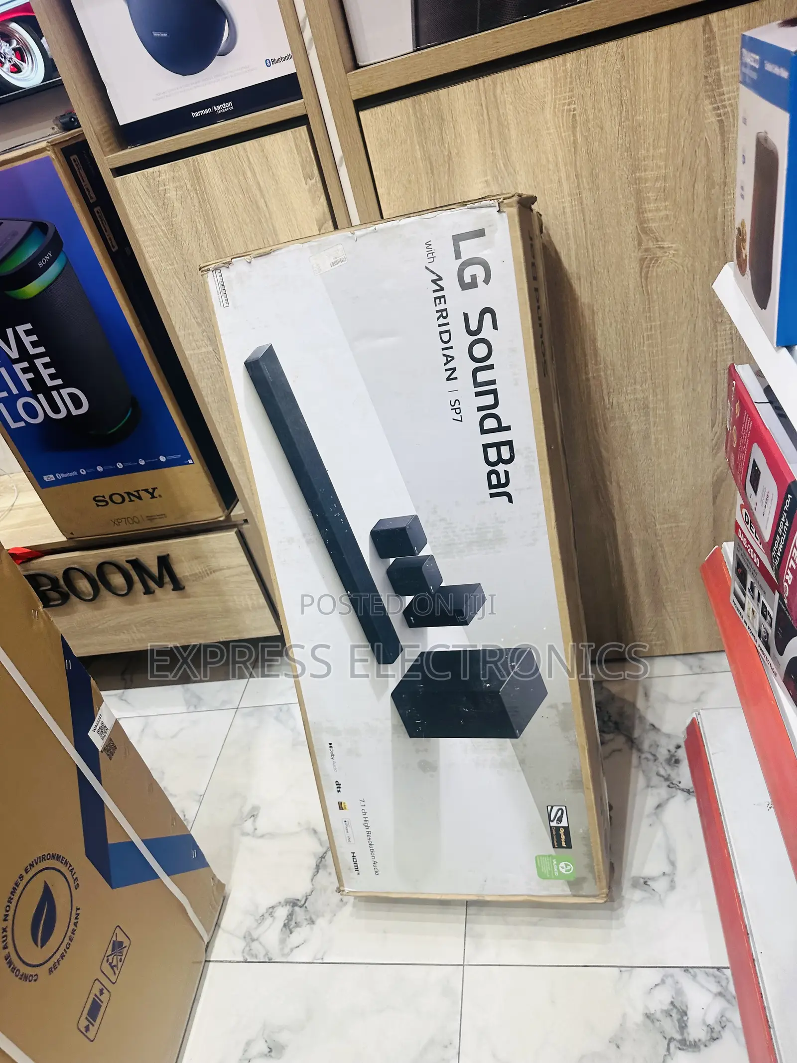 Cinematic Soundbar With Rear LG SP7
