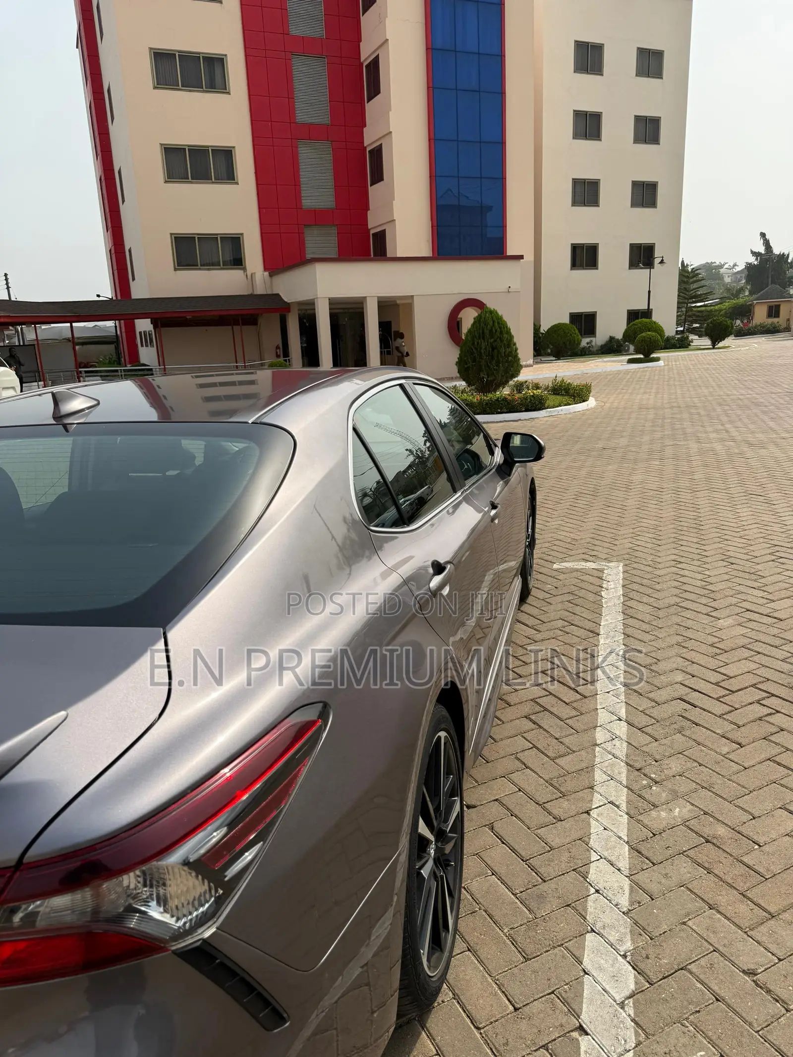 Toyota Camry SE 2021 Gray