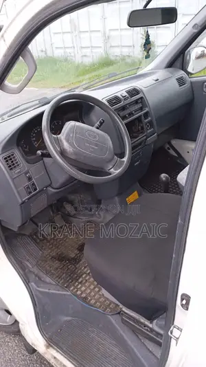 Toyota HiAce 2004 White