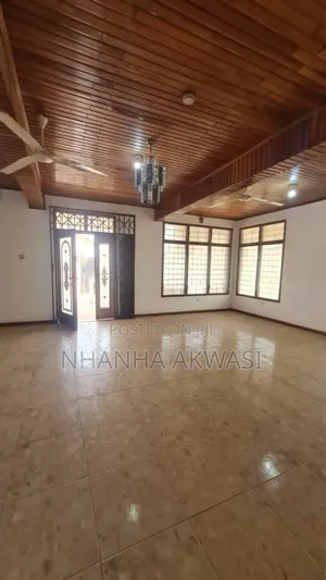 5bdrm House in Community 20, Tema Metropolitan for rent