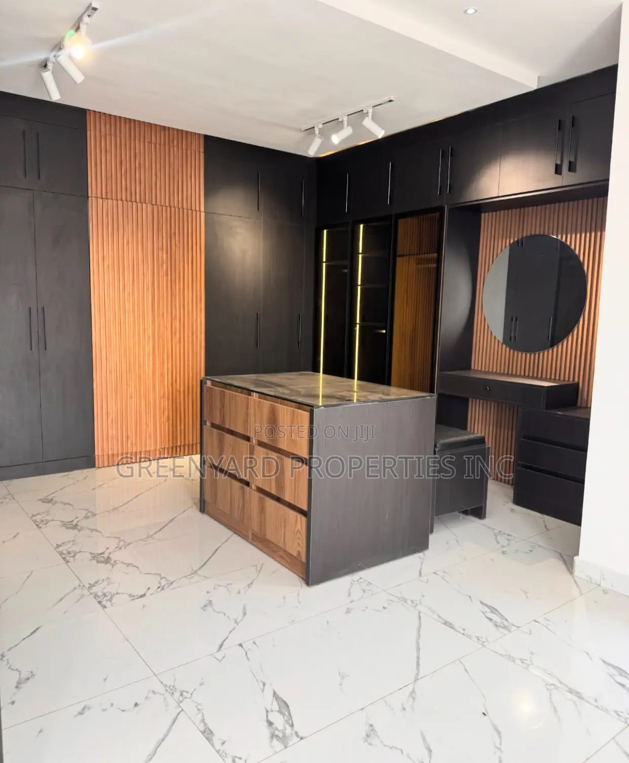 4bdrm Duplex in A&C, East Legon for sale