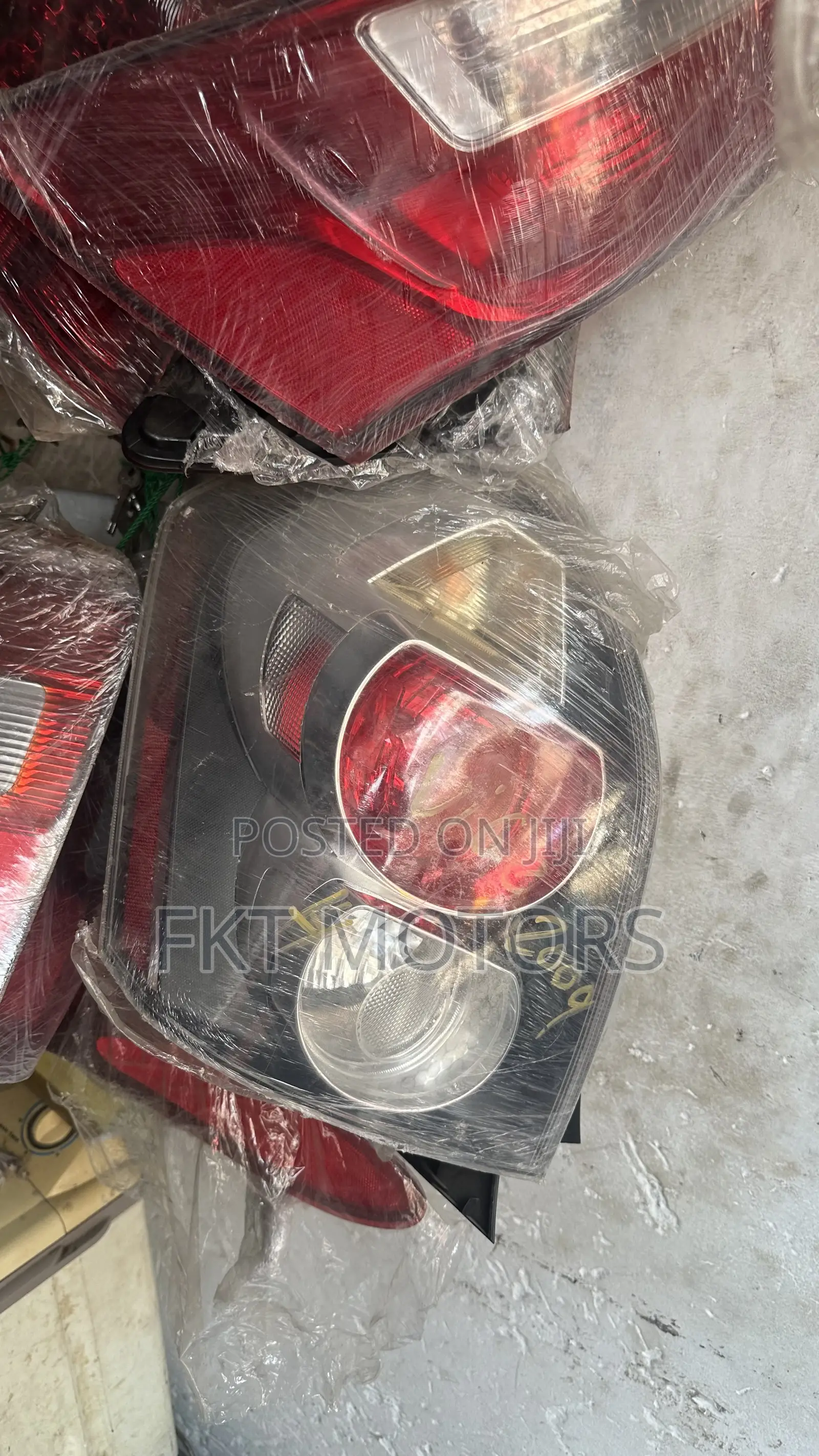 Pontiac Vibe Taillight Pair 2005,2006,2007,2008,2009,2010,11