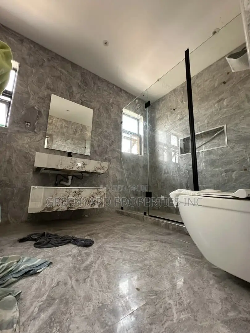 4bdrm Duplex in Botwe for sale