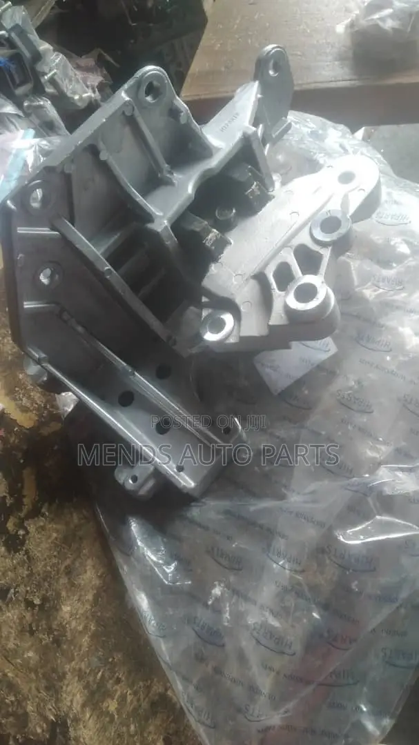 Nissan Rouge Gear Box Seat Mount