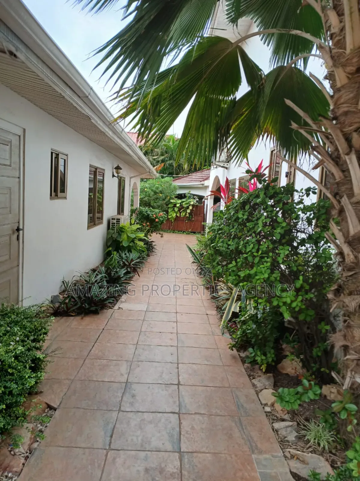 5bdrm Mansion in Dzorwulu for sale