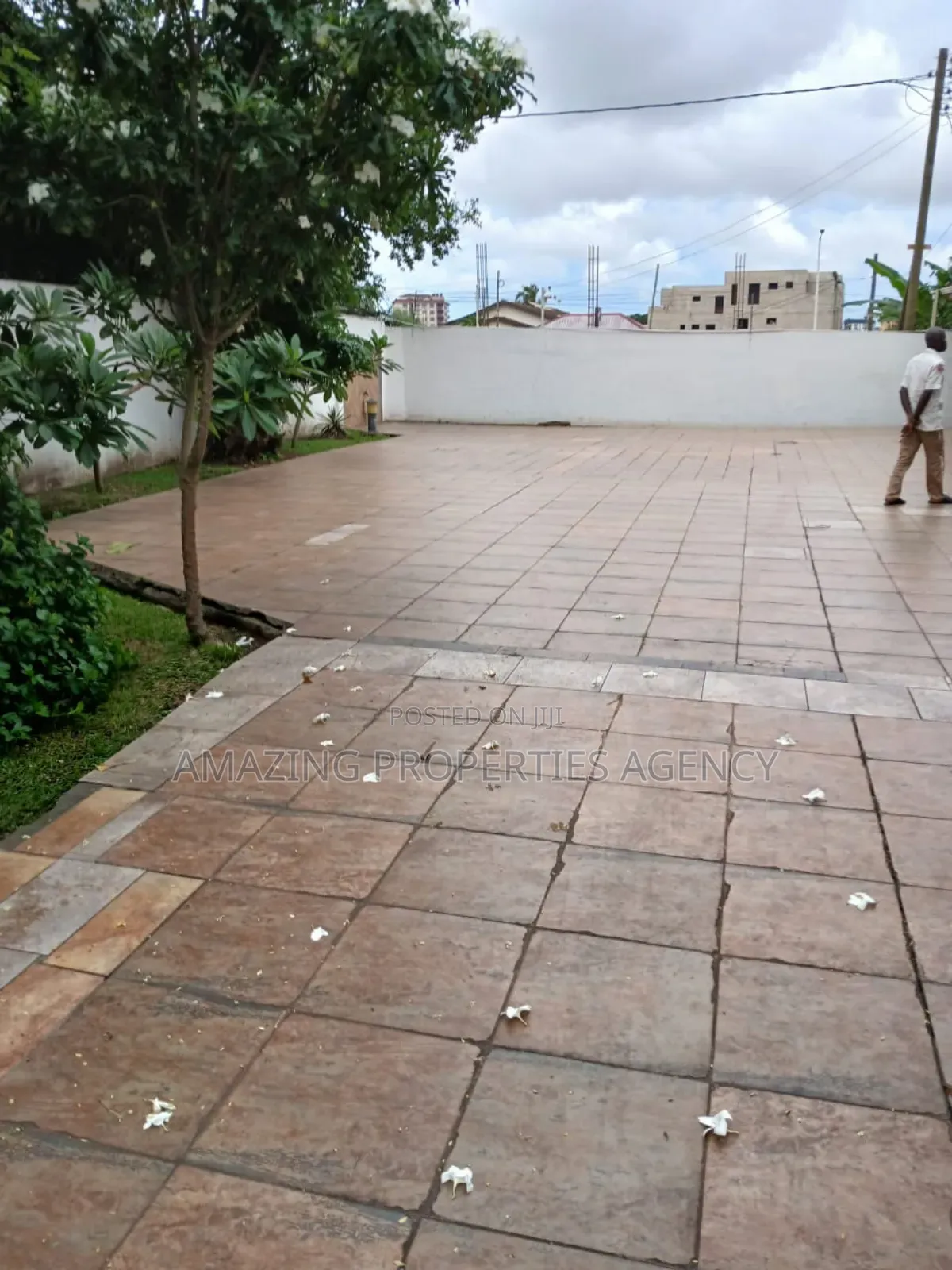 5bdrm Mansion in Dzorwulu for sale