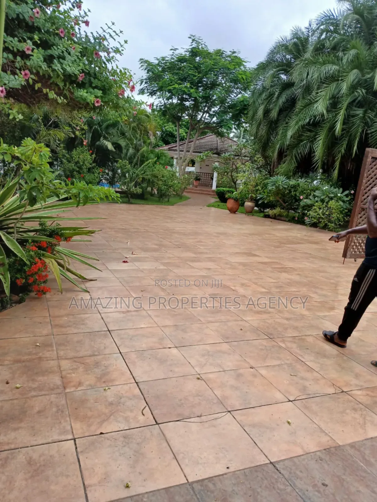 5bdrm Mansion in Dzorwulu for sale