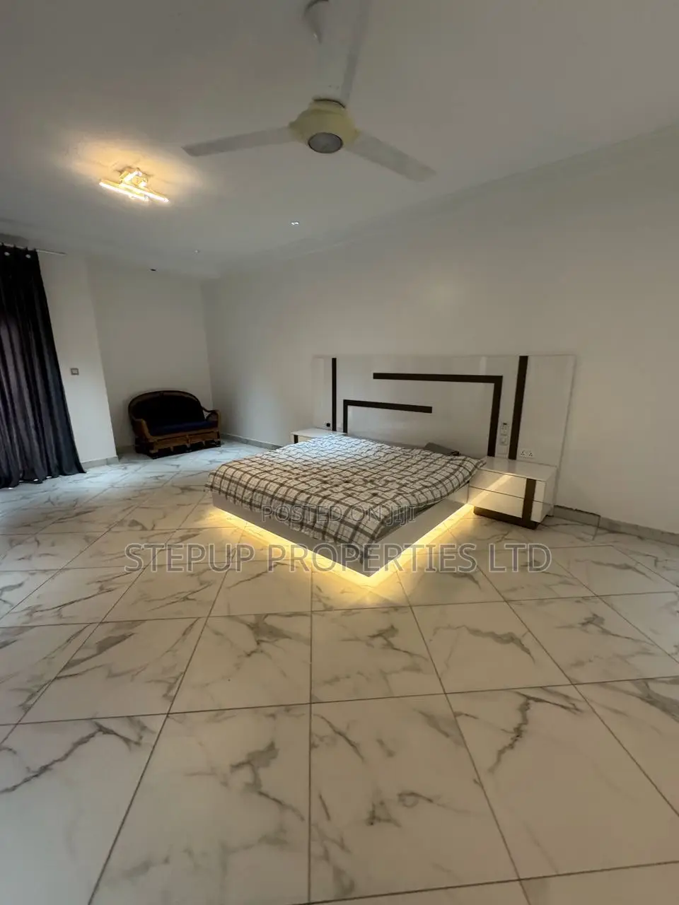 5bdrm Mansion in Lakeside, Ashaley Botwe for sale