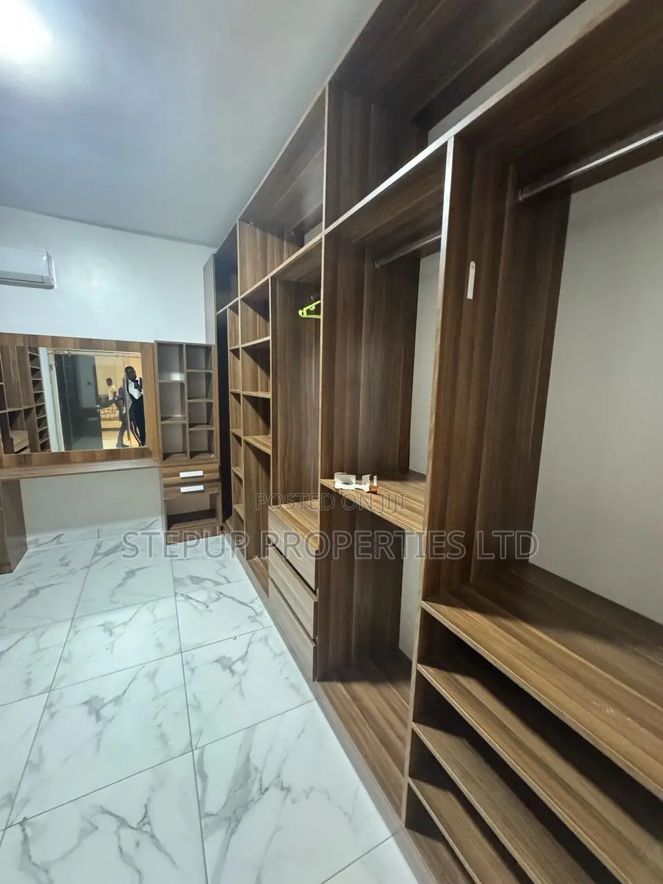 5bdrm Mansion in Lakeside, Ashaley Botwe for sale
