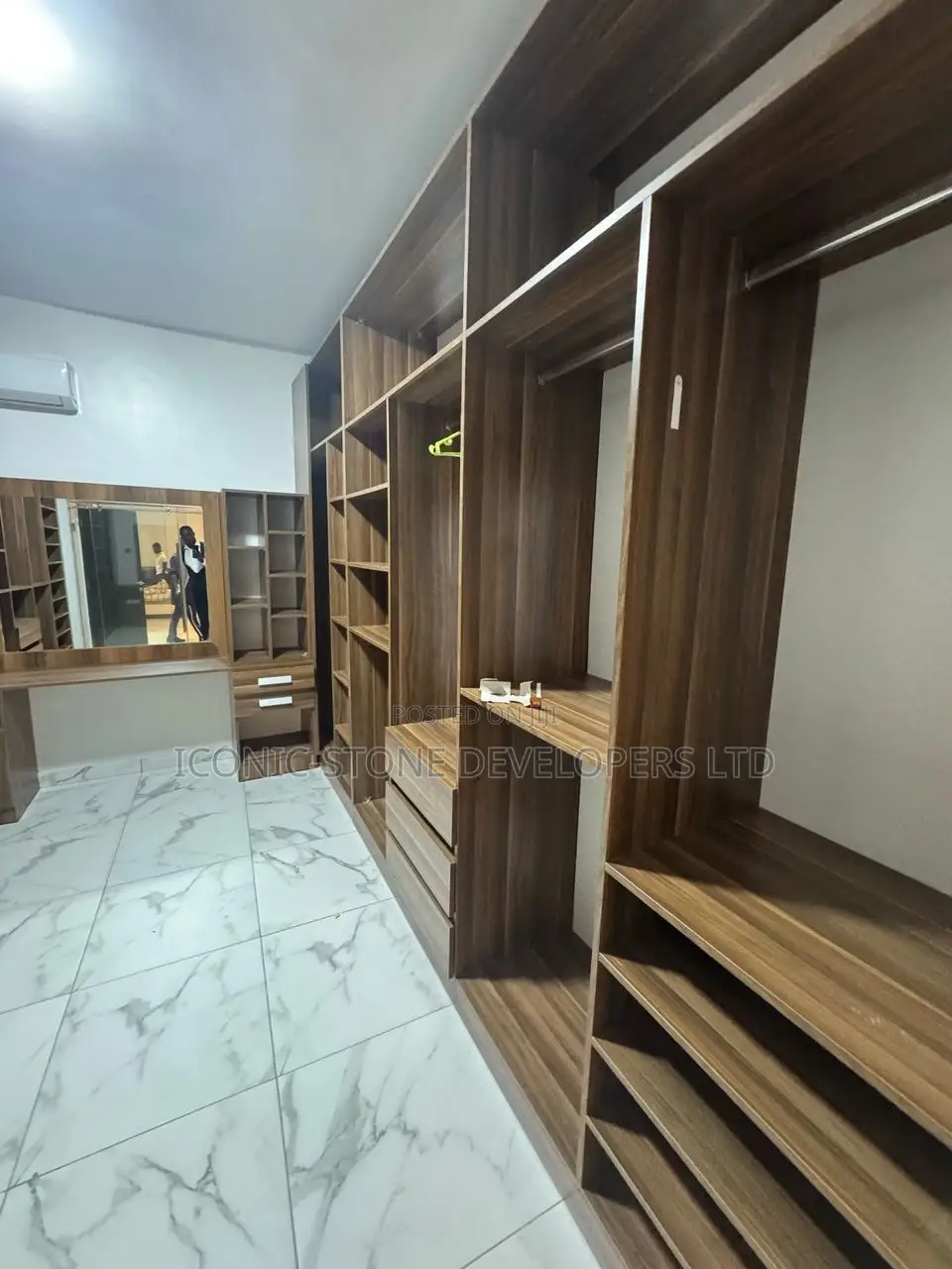 5bdrm Mansion in Lakeside, Ashaley Botwe for sale