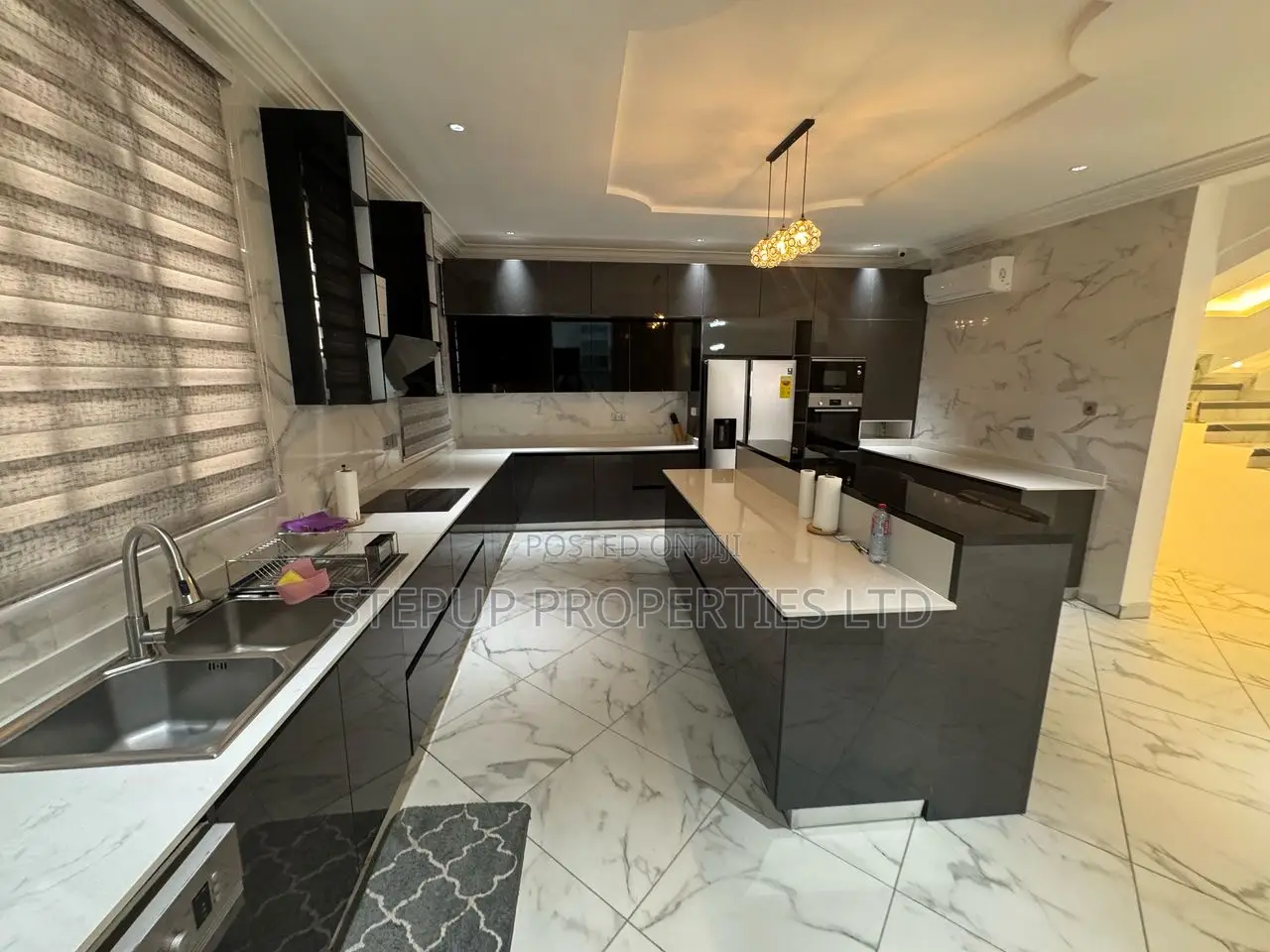 5bdrm Mansion in Lakeside, Ashaley Botwe for sale