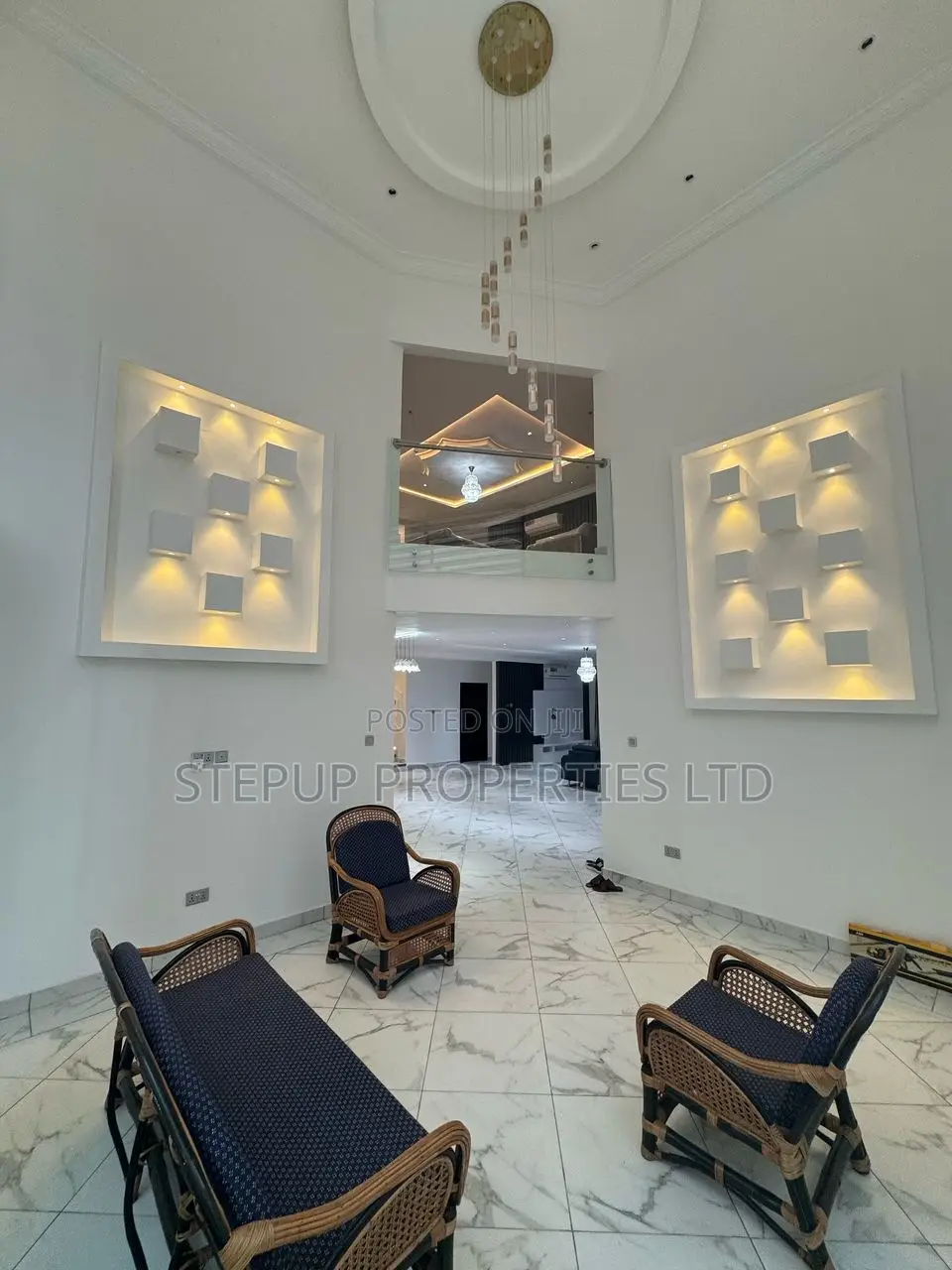 5bdrm Mansion in Lakeside, Ashaley Botwe for sale