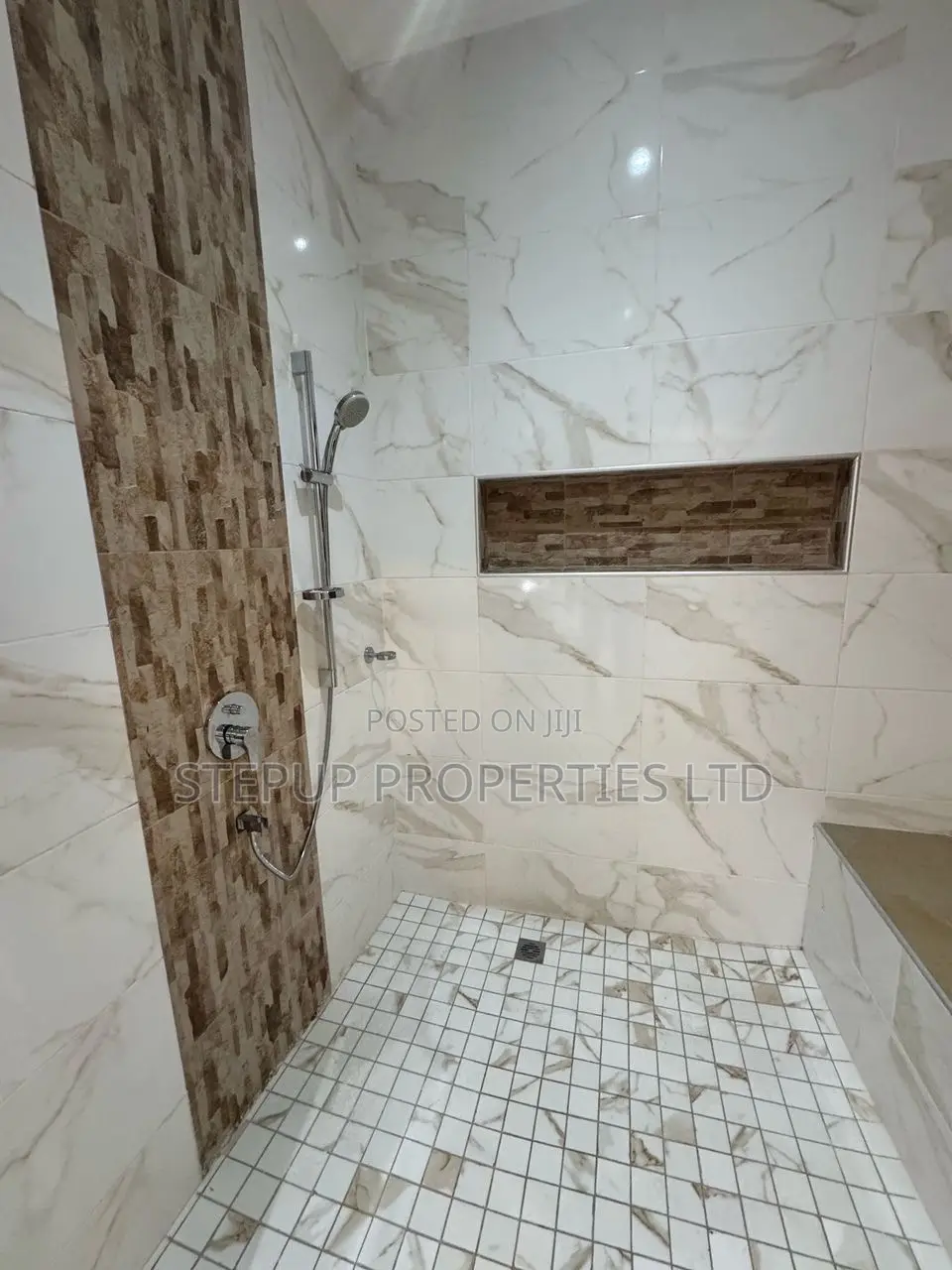 5bdrm Mansion in Lakeside, Ashaley Botwe for sale