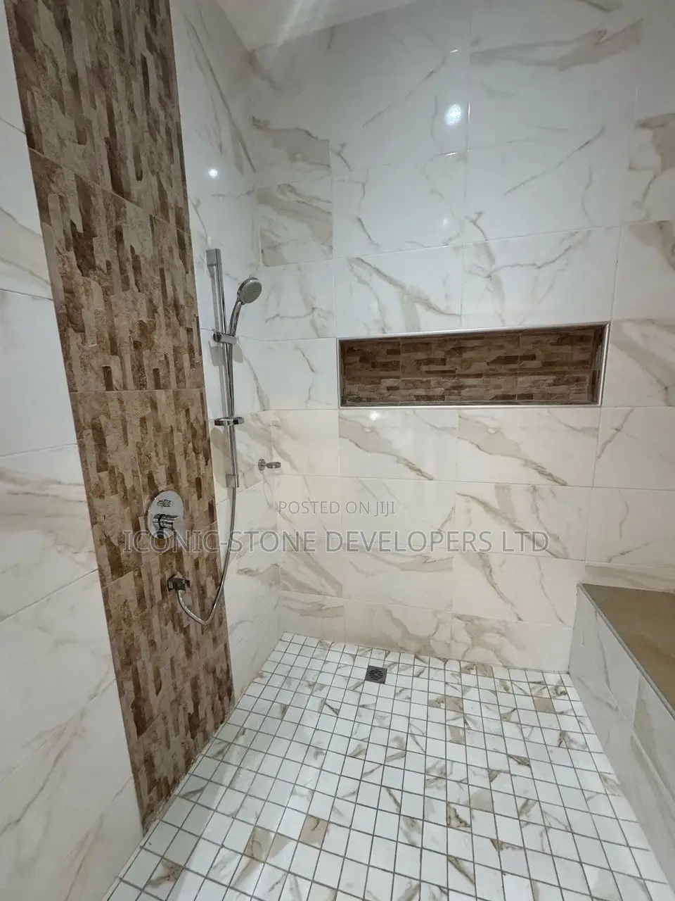 5bdrm Mansion in Lakeside, Ashaley Botwe for sale