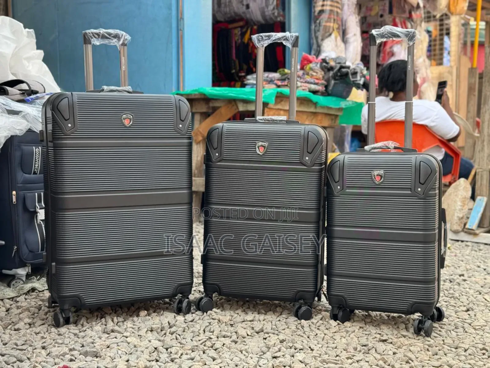 3set Quality Trolling Anticrake Luggages in Black Color