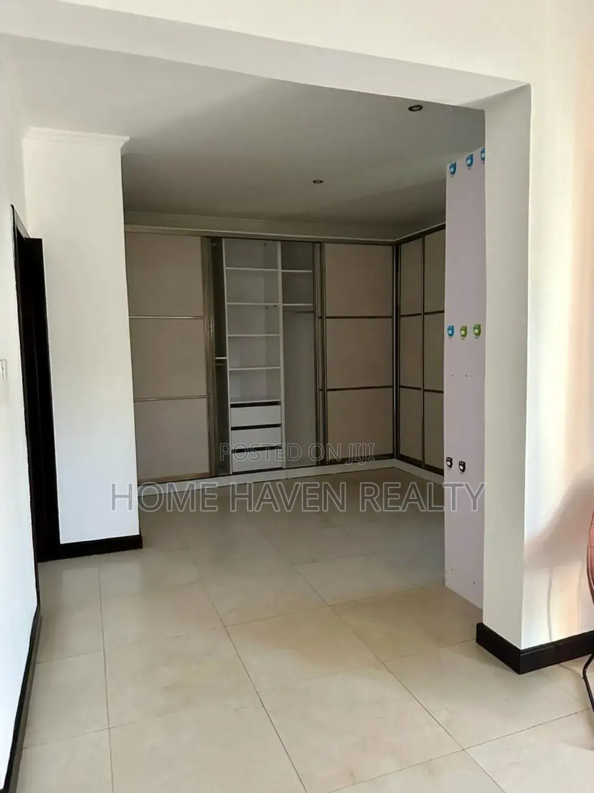Furnished 5bdrm Townhouse / Terrace in Airport Residentials for rent