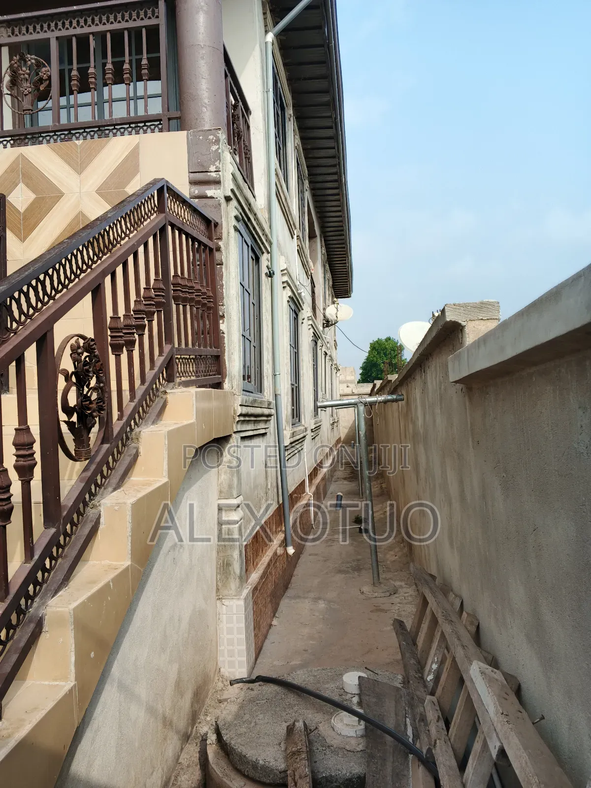 8bdrm House in Alex Otuo Properties, Ejisu-Juaben Municipal for sale