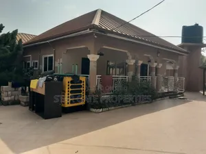 12bdrm House in Feyiase, Kumasi Metropolitan for sale