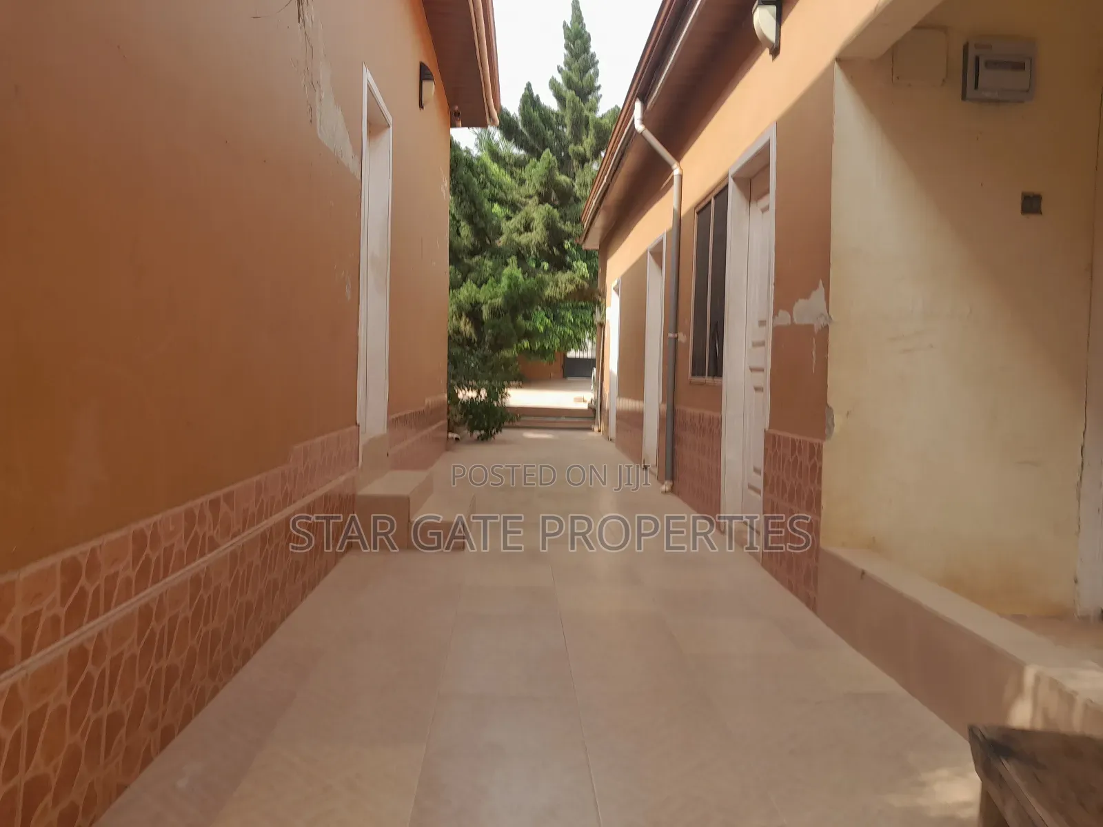 12bdrm House in Feyiase, Kumasi Metropolitan for sale