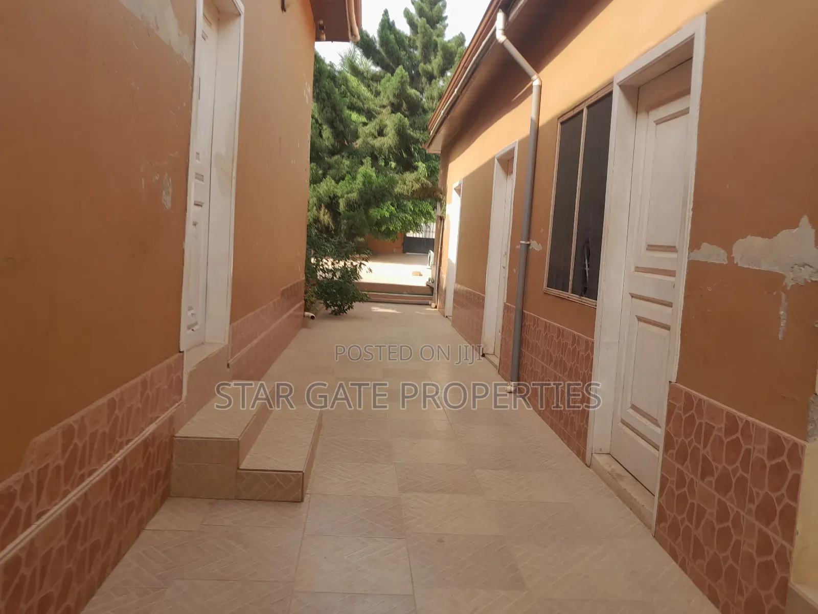 12bdrm House in Feyiase, Kumasi Metropolitan for sale