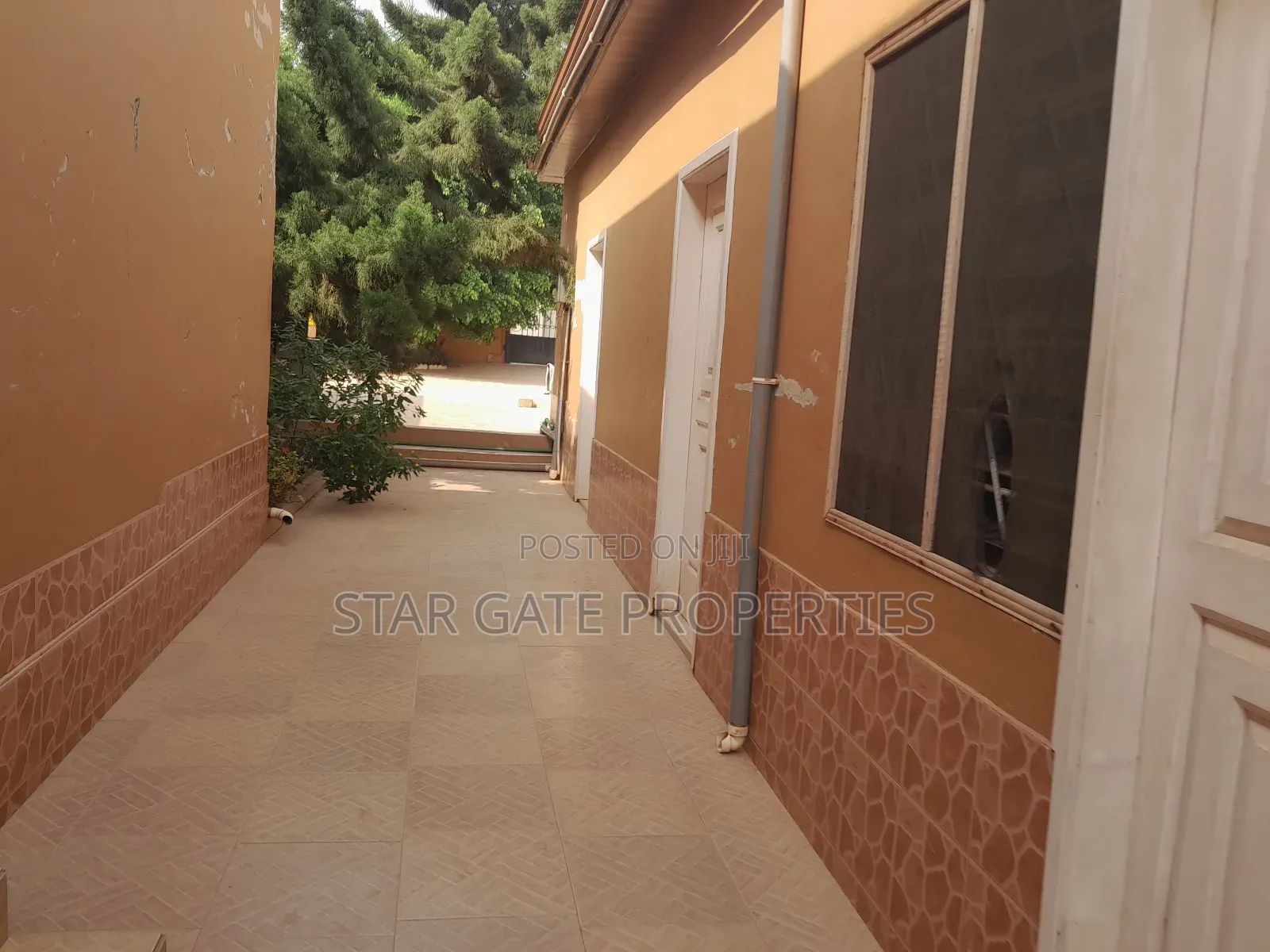 12bdrm House in Feyiase, Kumasi Metropolitan for sale